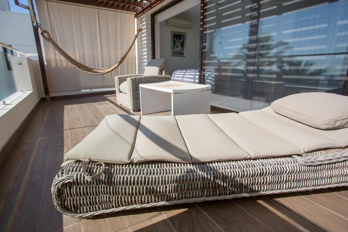 Penthouse Duplex Overlooking The Mediterranean 라르나카 외부 사진