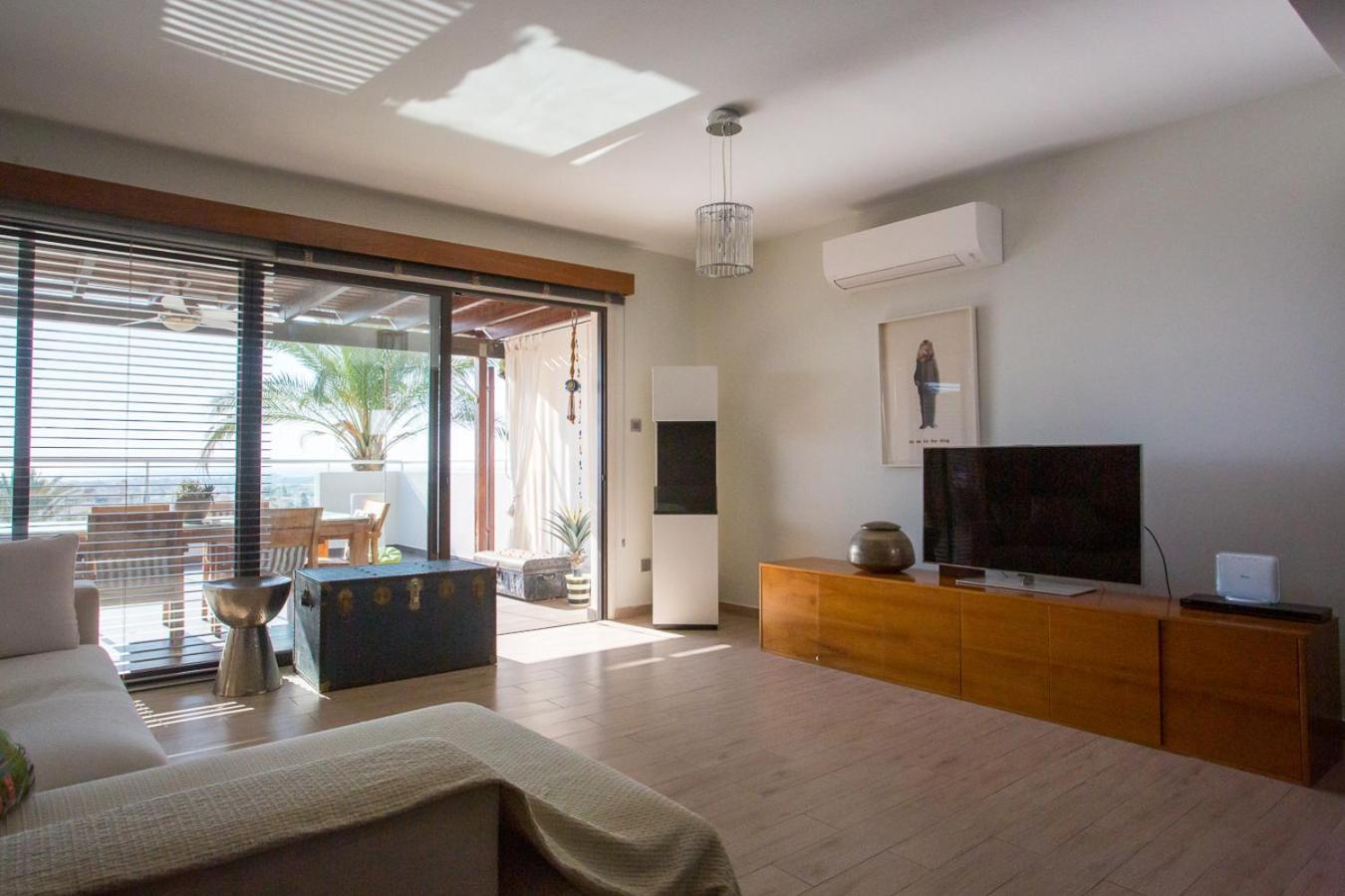 Penthouse Duplex Overlooking The Mediterranean 라르나카 외부 사진
